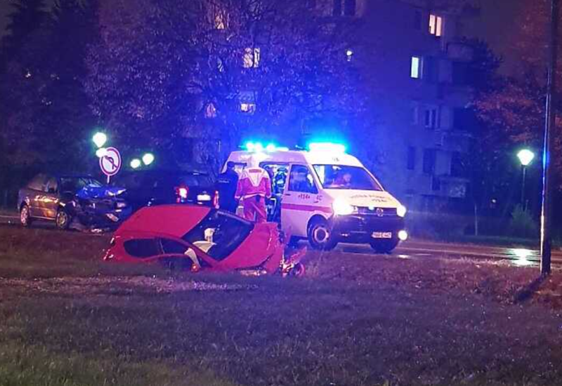 Sudar dva automobila u blizini aerodroma, jedan izletio sa ceste