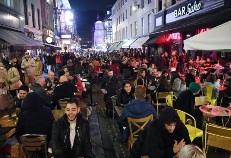 Uvode nevidljivu boju koja odbija urin: London u borbi protiv mokrenja na ulicama