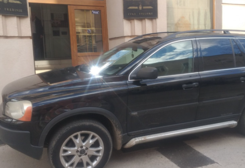 Vukanović blokirao ulaz u Gradsku upravu Trebinje