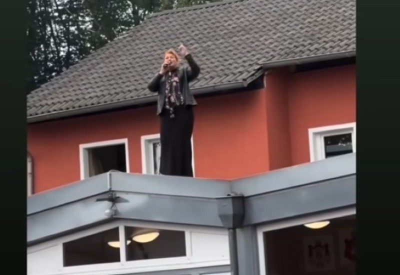 Ćana napravila haos u porti hrama: Pjevačica se POPELA NA KROV I ZAPJEVALA, publika u transu (FOTO)