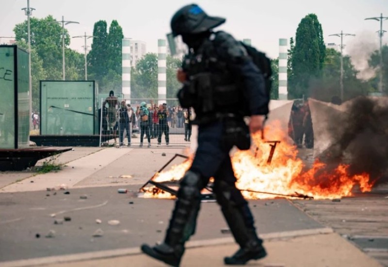 Povrijeđeno više od 40 policajaca
