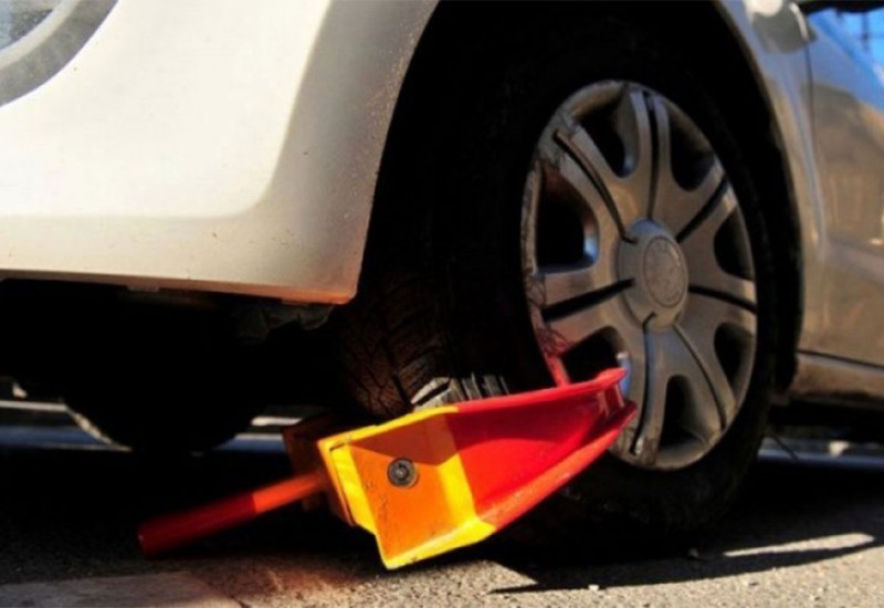 Rus skinuo "kandžu" sa automobila, pa ga uhapsili
