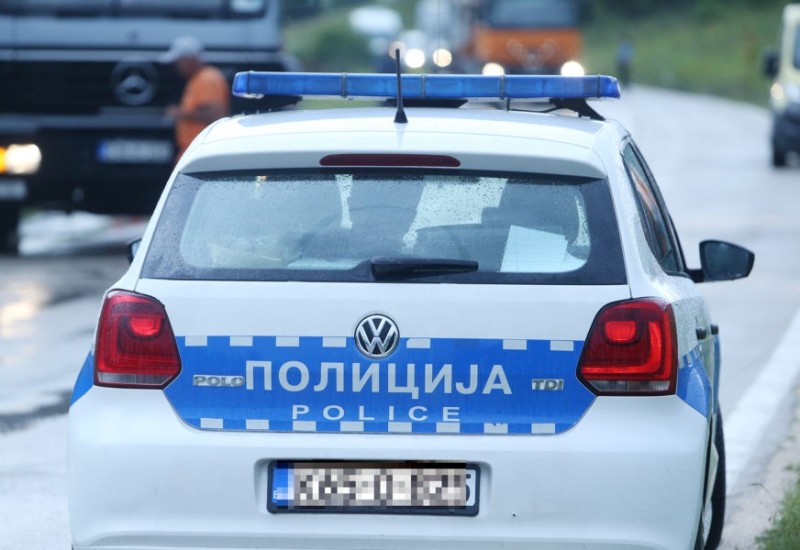 ISTOČNO SARAJEVO: Dvije osobe pucale iz pištolja, pa sjekirom slupali taksi