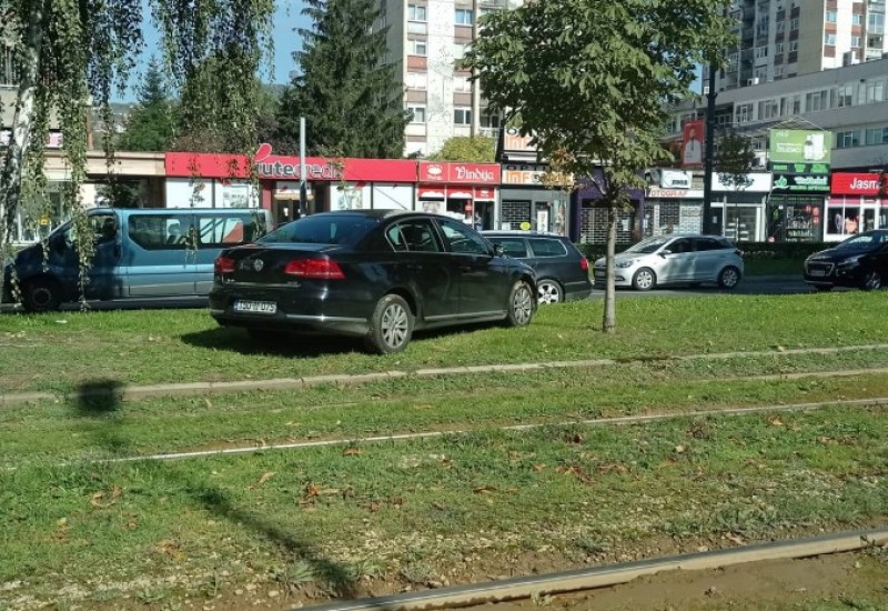 Automobilom sletio s kolovoza, završio pored tramvajske pruge