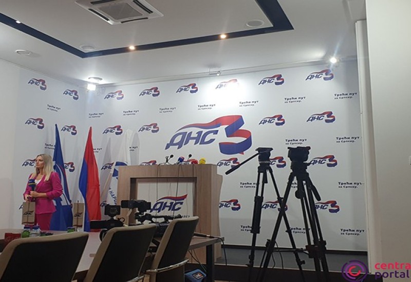Nešić i Jovičić stigli u glavni izborni štab, atmosfera u skladu sa izbornom noći