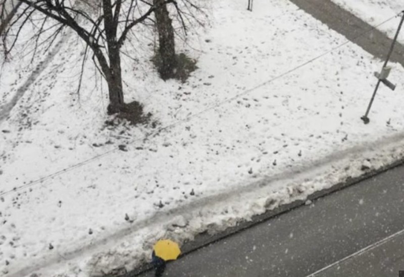 Snijeg u Banjaluci pada, ne prestaje