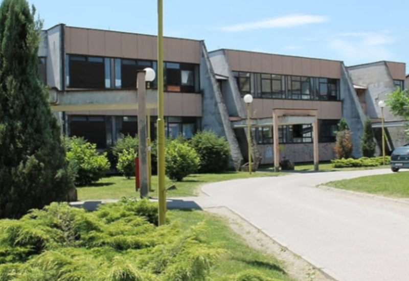 Zbog nezakonitog izdavanja recepata i prodaje lijekova: Policija pretresla Dom zdravlja u Lukavcu