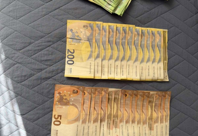 Uhapšen policijski službenik, oduzet kokain, municija i 77.000 KM