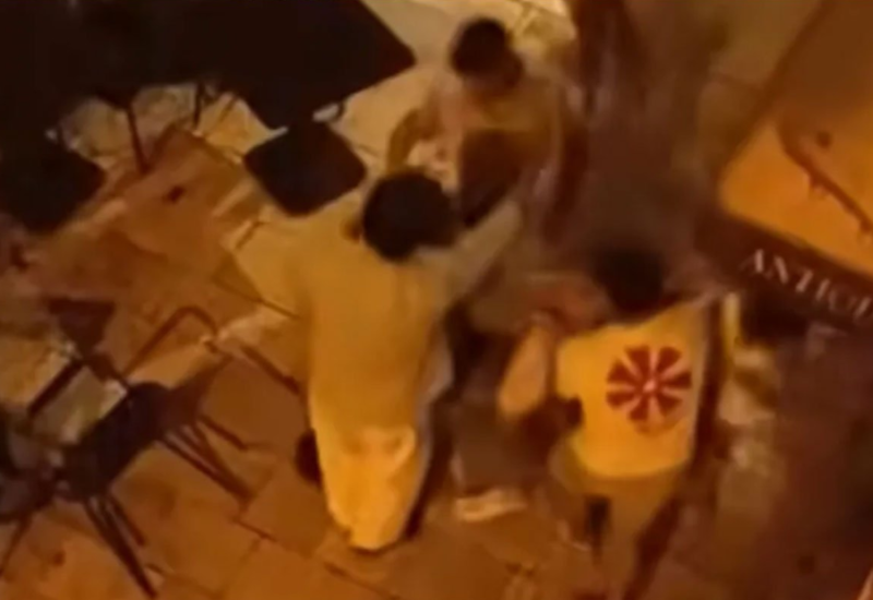 Strava u centru Splita: Turisti šutiraju mladića, prolaznici viču "Umrijeće" (VIDEO)