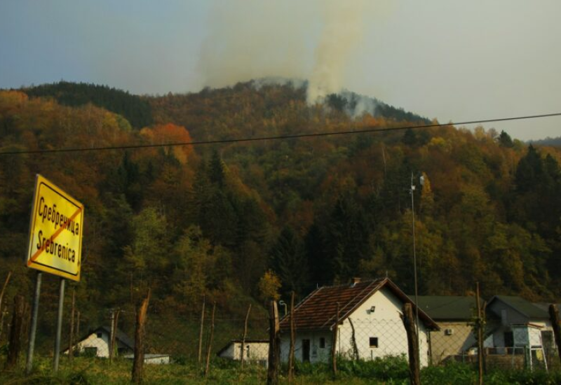SREBRENICA: Vatrogasci ne mogu ugasiti požar zbog miniranog područja