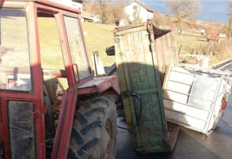 Muškarac teže povrijeđen u prevrtanju traktorske prikolice