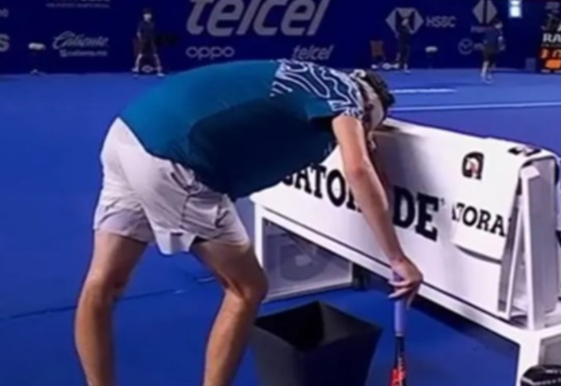 Nakon duge i dramatične borbe: Teniser povraćao na terenu