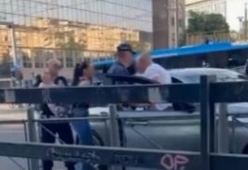 Brutalno nasilje u Beogradu: Tukao ženu i dijete, prolaznici ih spasavali od nasilnika, reagovala i policija VIDEO