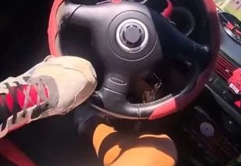 Snimak bahatosti objavio na društvenim mrežama: Uhapšen vozač koji je automobil vozio nogom