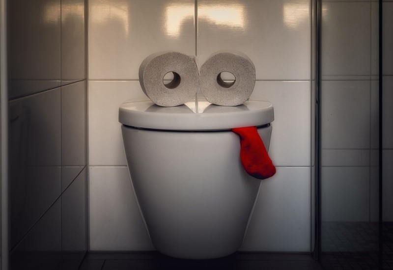 Upalite šibicu, bacite u WC šolju: Ovaj trik pomoćiće vam da se riješite neprijatnih mirisa