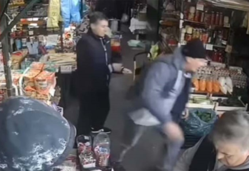Muškarac pretukao ženu na pijaci (VIDEO)