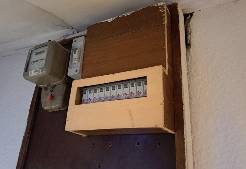 Krao struju pa uhapšen