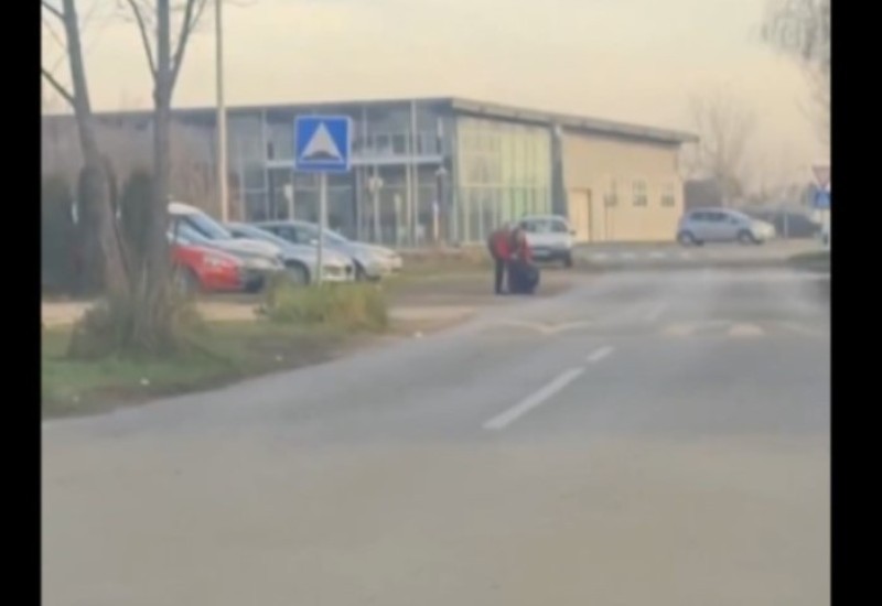 Mladić brutalno šamarao djevojku (VIDEO)