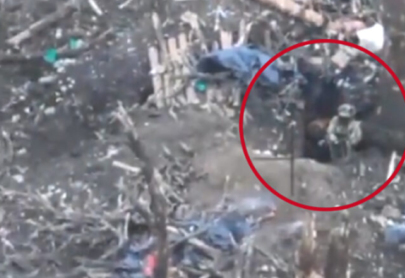 Najluđi snimak iz Ukrajine: Vojnik u rovu „hladan kao špricer“, oko njega lete granate i odjekuju pucnji (VIDEO)