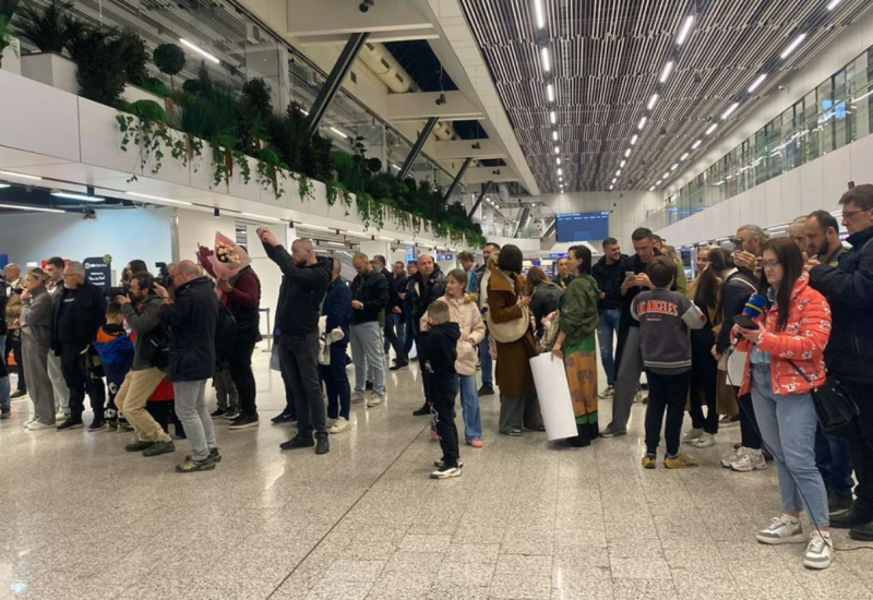 Avion sa 173 državljana BiH iz Dubaija sletio na sarajevski aerodrom