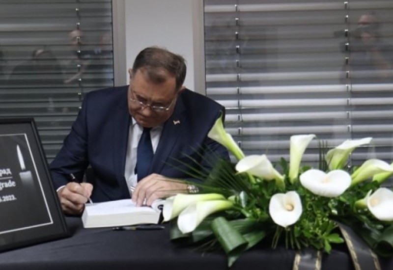Saosjećamo sa porodicama poginulih: Dodik se upisao u Knjigu žalosti