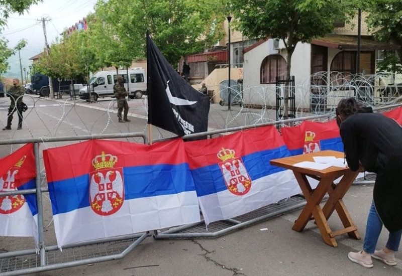 DESETI DAN OKUPLJANJA: Srbi i danas ispred zgrade opštine u Zvečanu