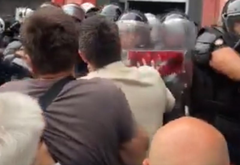 Tenzije u Zaječaru: Građani se guraju s kordonom policije (VIDEO)