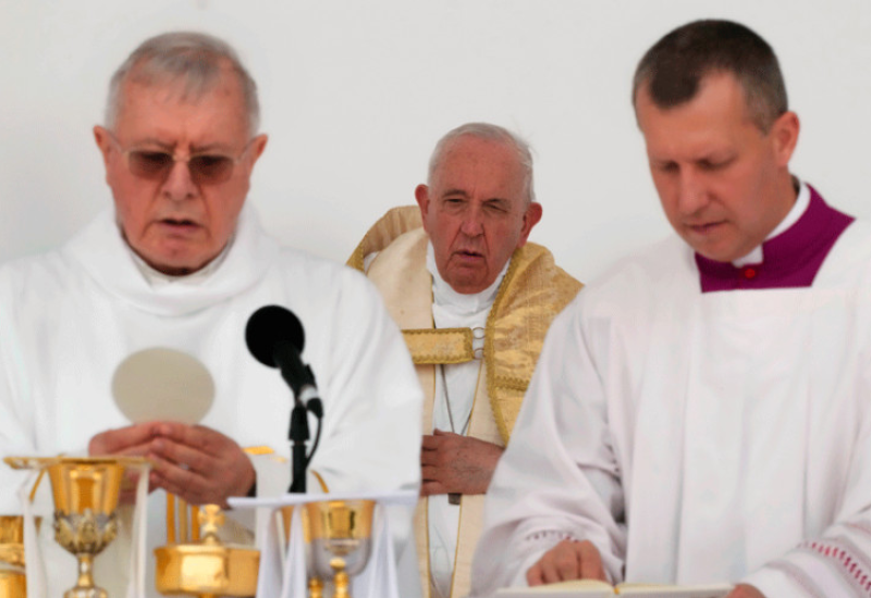 Papa u Bahreinu služio misu pred 30.000 ljudi