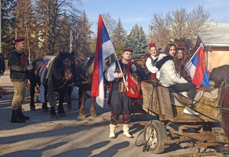 Drvar slavi Badnji dan u narodnoj nošnji uz krajišku pjesmu i vožnju kočijama (FOTO)