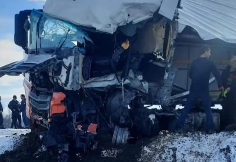 Stravičan udes kamiona i autobusa, više vozila Hitne pomoći na terenu