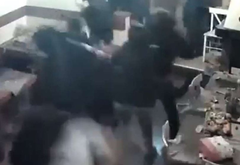 Jeziv snimak kafanske tuče, desetoro mladih ruši sve pred sobom (VIDEO)