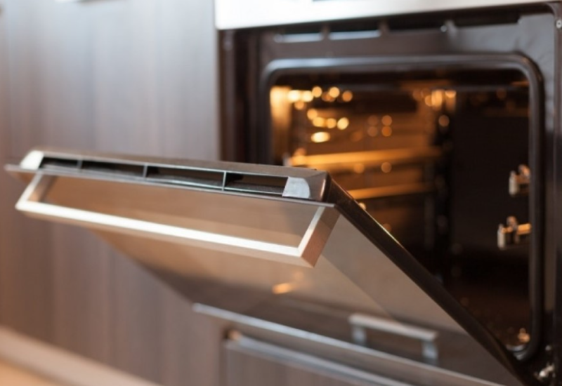 Masna vrata od rerne ponovo će zablistati: Moćna pasta od dva sastojka uklanja svu nečistoću