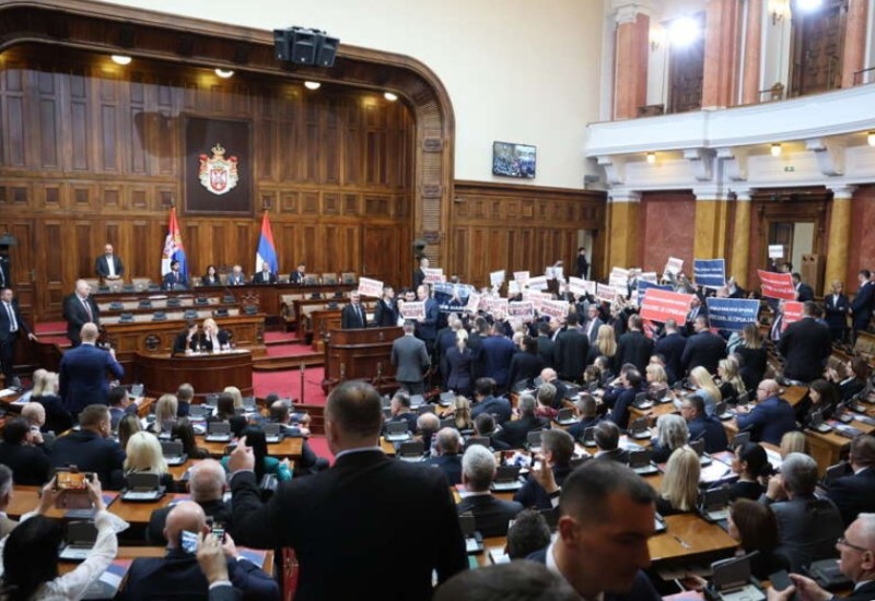 "Kosovo je Srbija, izdaja vam neće proći" Uz transparente opozicije, KONSTITUISANA SKUPŠTINA SRBIJE