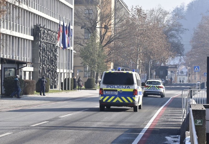 Naoružani i maskirani specijalci upali u školu i uhapsili učiteljicu