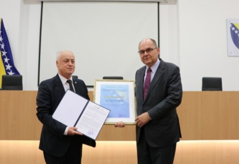 CIK BiH uručio Zlatnu plaketu Šmitu