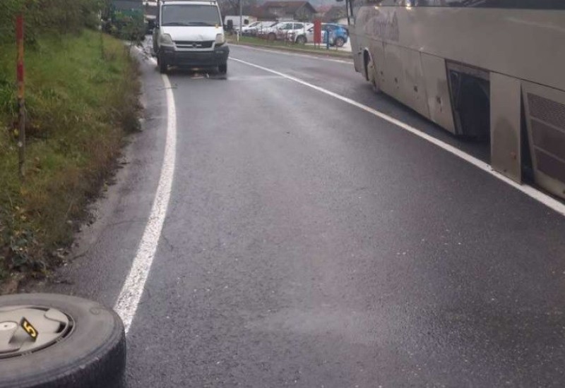 Autobus ostao bez točka: Gužva u Čelincu zbog lančanog sudara