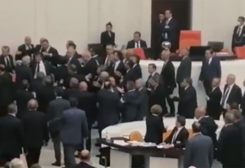 Tuča u Parlamentu Turske: Poslanik završio na intenzivnoj njezi (VIDEO)