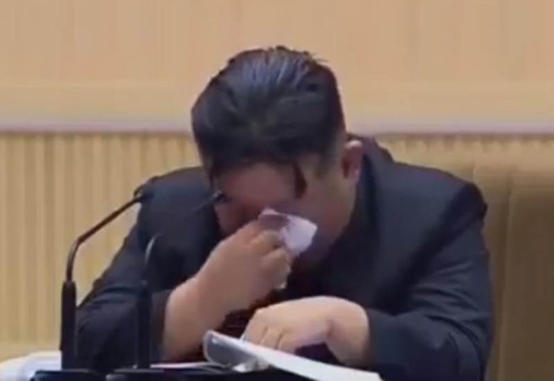 Spušta pogled i briše suze: Kim Džong Un se rasplakao na skupu VIDEO