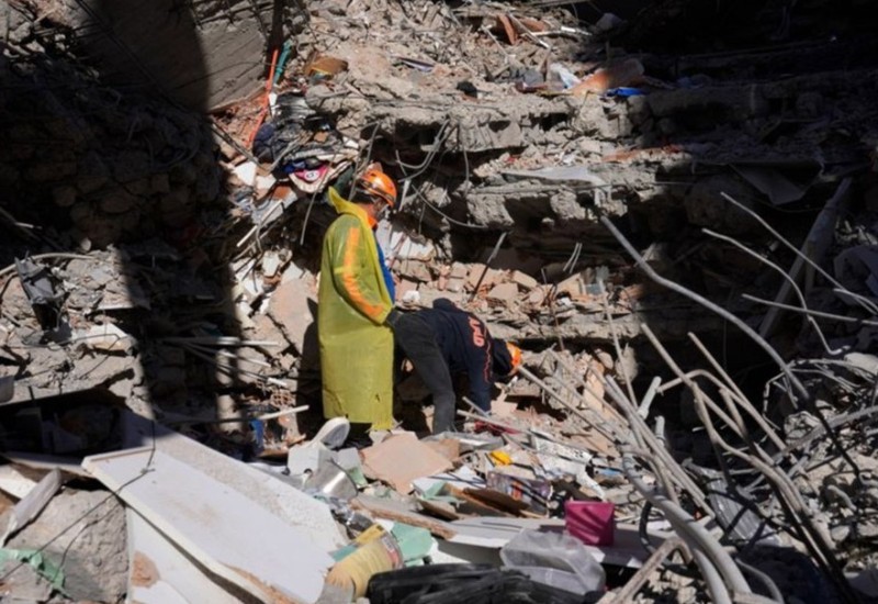 Djevojčica izvučena iz ruševina nakon 30 sati (UZNEMIRUJUĆI VIDEO)