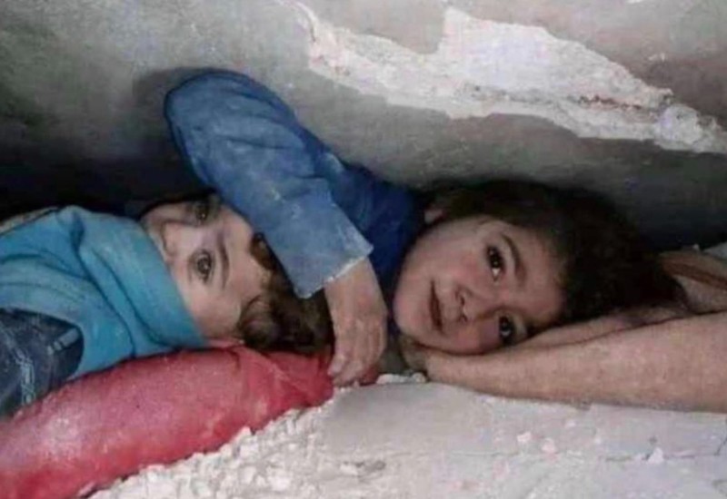 Sedmogodišnja djevojčica 17 sati štitila mlađeg brata pod ruševinama u razorenoj Siriji