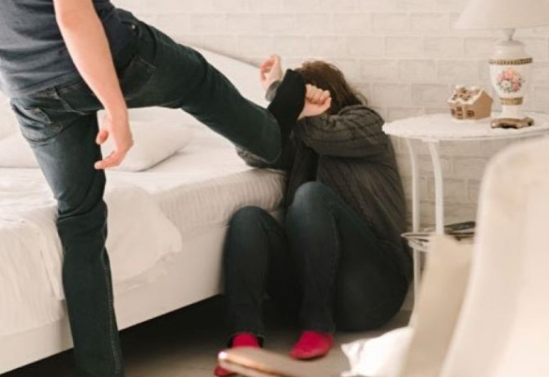 Jezivo nasilje! Ženu brutalno udarao i nogama i rukama pred maloljetnim sinovima