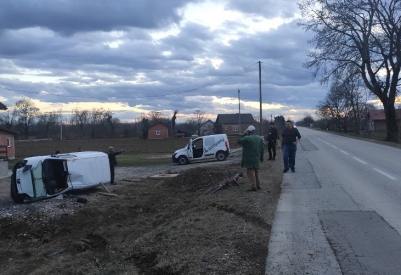 Pijan sletio u dvorište porodične kuće, “pežo” uništen FOTO