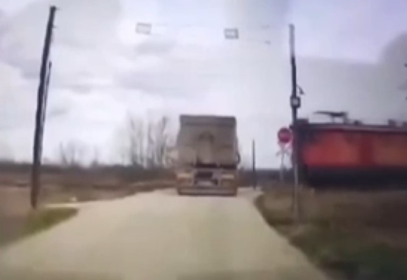 Stravičan snimak: Evo kako je došlo do žestokog sudara voza i kamiona VIDEO