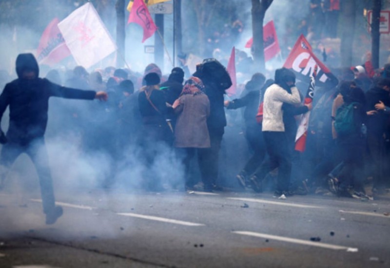Žestoki sukobi policije i demonstranata u Parizu, veliki broj povrijeđenih i privedenih