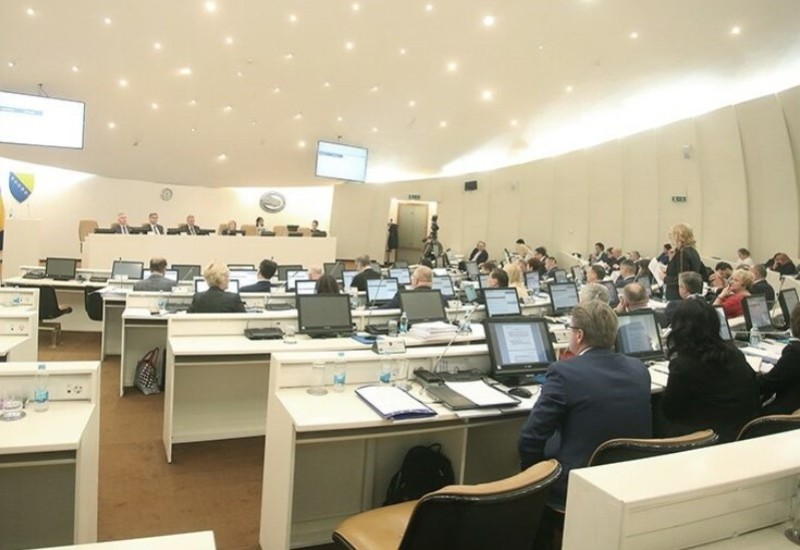 Zamajavanje javnosti: Pričama o ratu političari guraju stvarne problem pod tepih