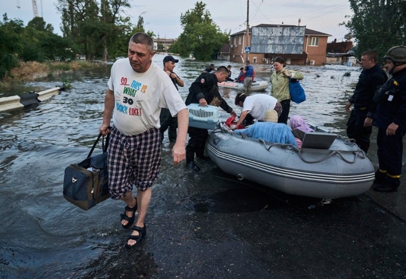 Više od hiljadu ljudi evakuisano nakon urušavanja Kahovke, iscurile tone nafte