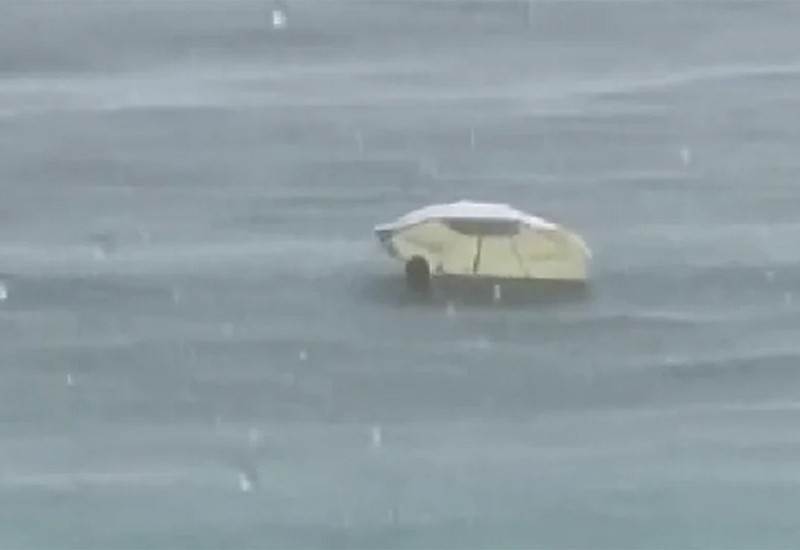 Nesvakidašnja scena u Crnoj Gori: Turista tokom nevremena plivao sa suncobranom (VIDEO)