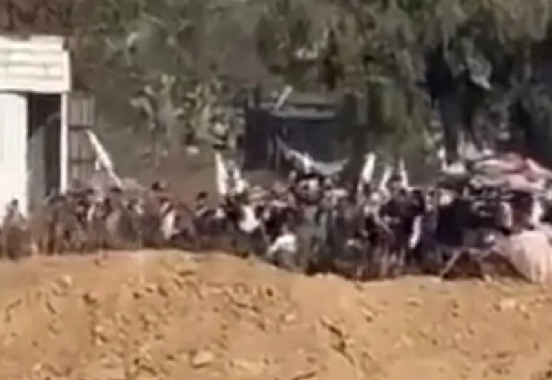 Civili poručuju da se predaju! Palestinci sa bijelim zastavama napuštaju Gazu