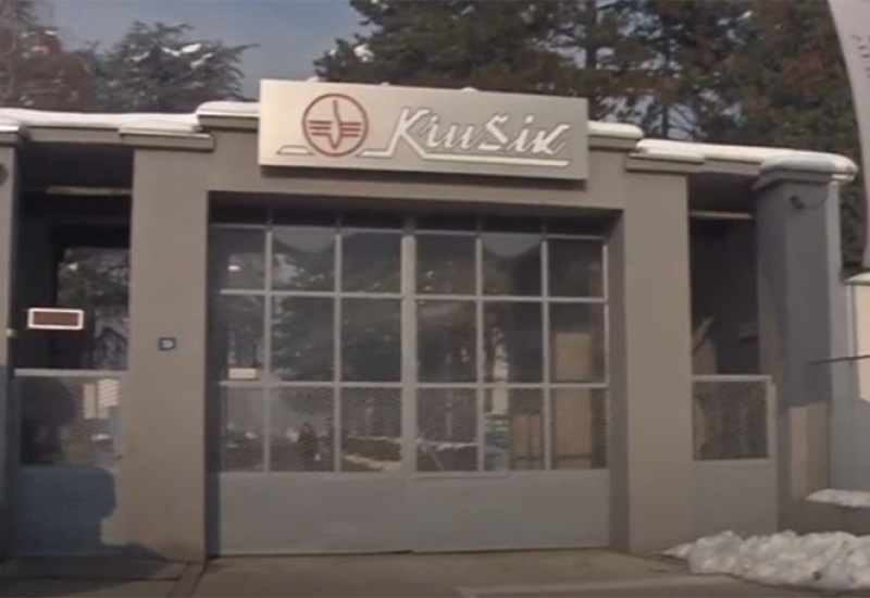 Mašina radnici uhvatila rukavicu, pa povukla i prst