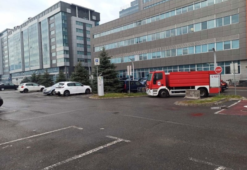 Parking kod zgrade Vlade RS i dalje blokiran i to vatrogasnim vozilima